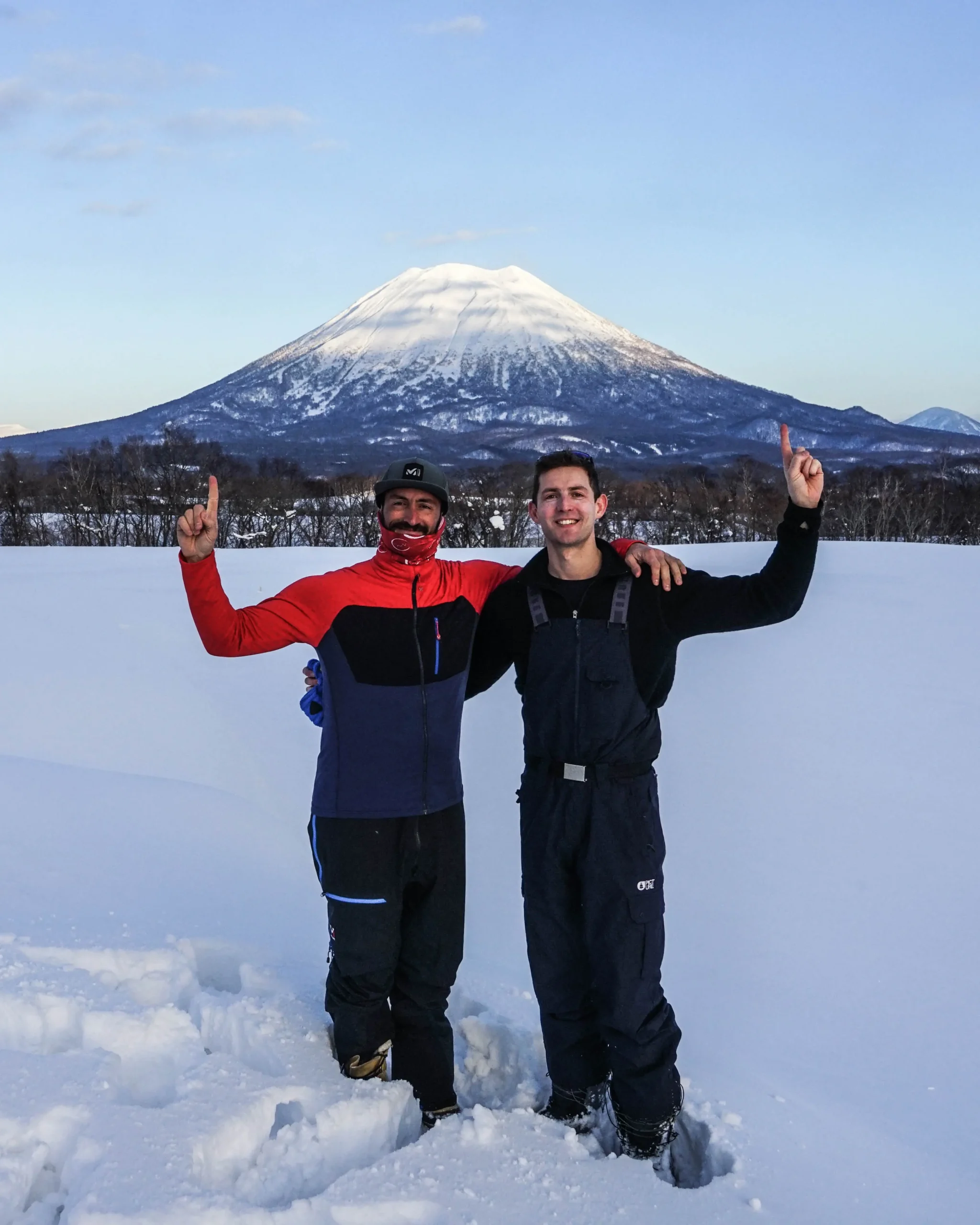Skieur Julien Colonge et Coach Paul au Japon en Ski de randonnée devant le Mont Yotei Skieur Julien Colonge et Coach Paul devant Mont Yotei