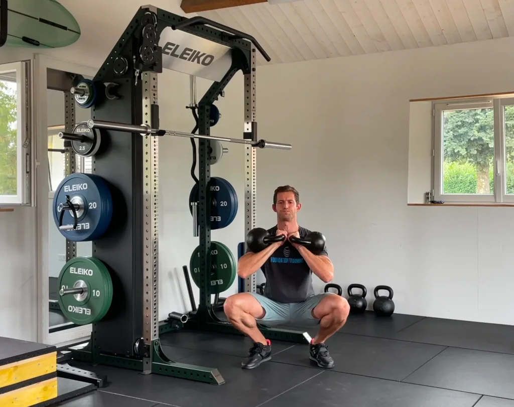 Paul James Blanvillain réalisant un front squat dans sa salle d’entraînement
