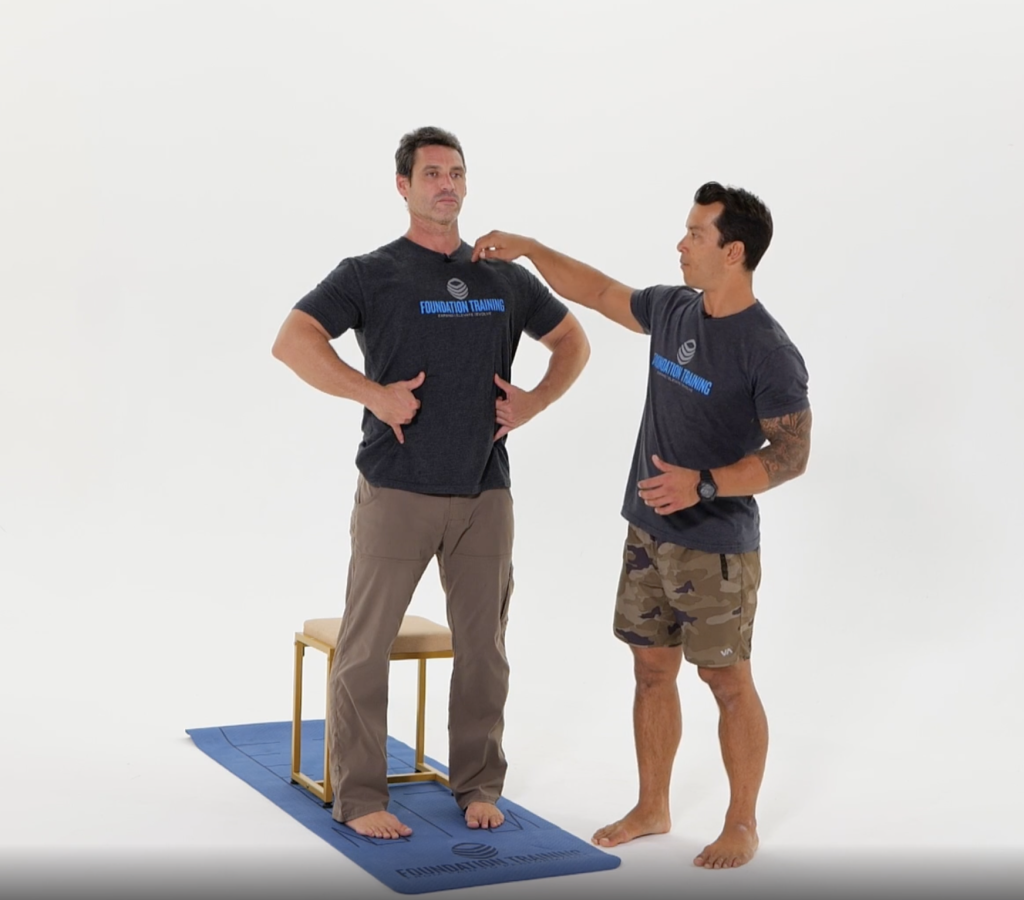 Eric Goodman et Jessie Salas démontrent la respiration de décompression avec les doigts mesureurs